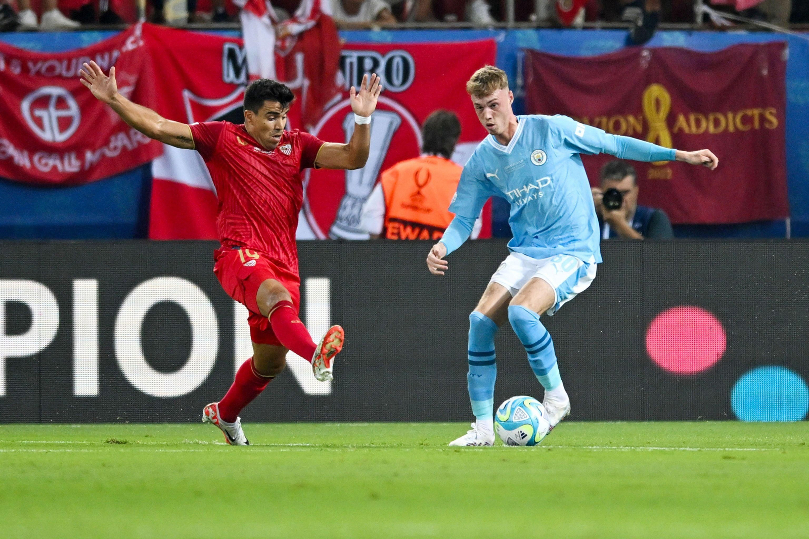 Marcos Acuña, ante Palmer en la final de la Supercopa de Europa.