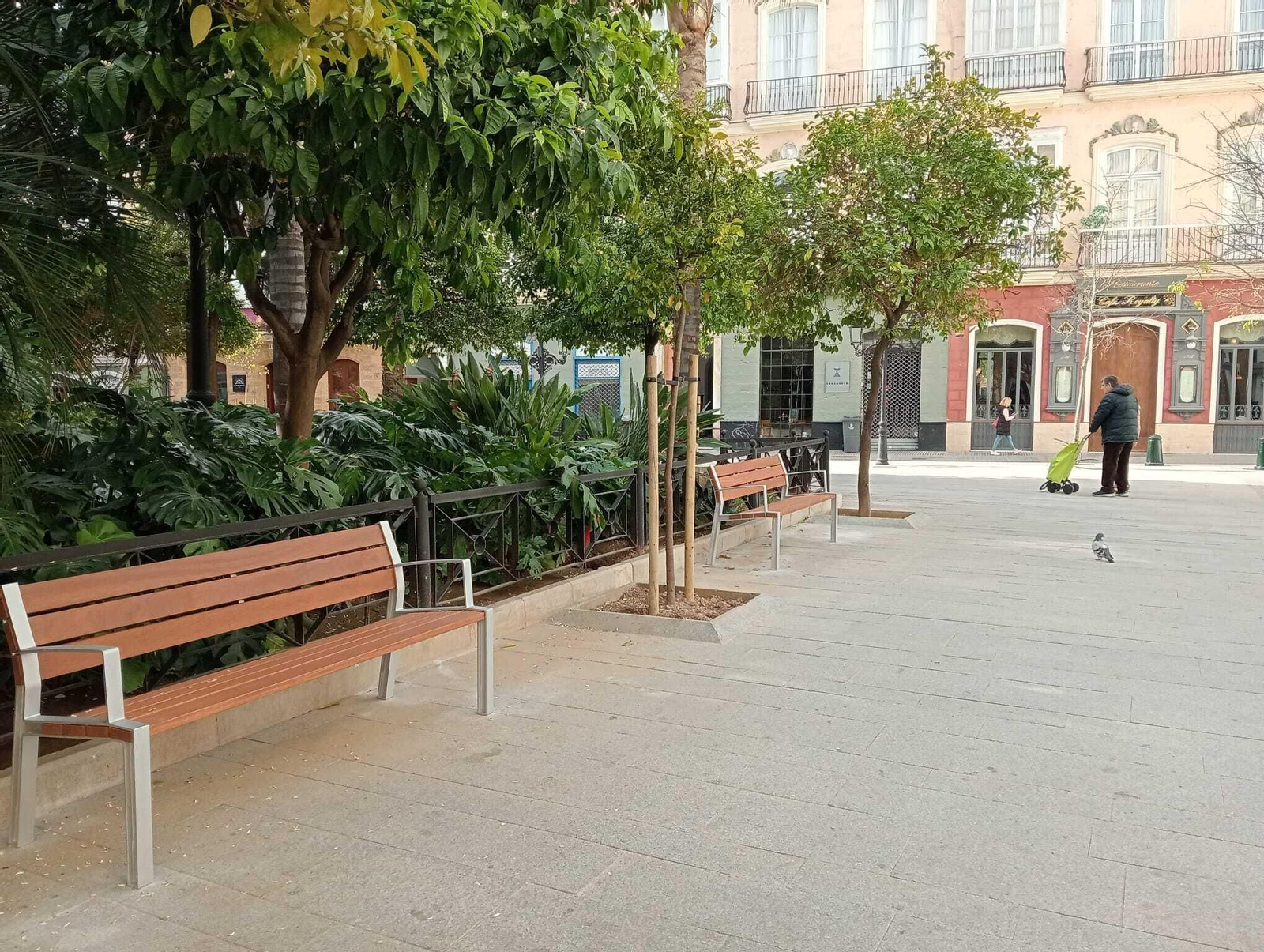 Los nuevos asientos ya lucen en la céntrica plaza gaditana.