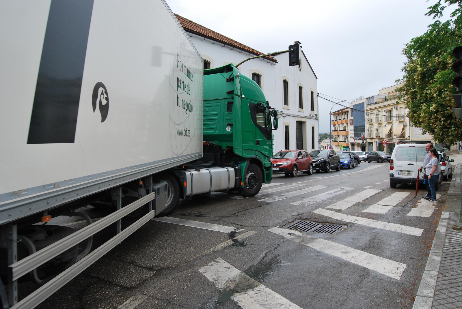 Un camión pasa por el cruce de La Unión en Montilla. Un camión pasa por el cruce de La Unión en Montilla.