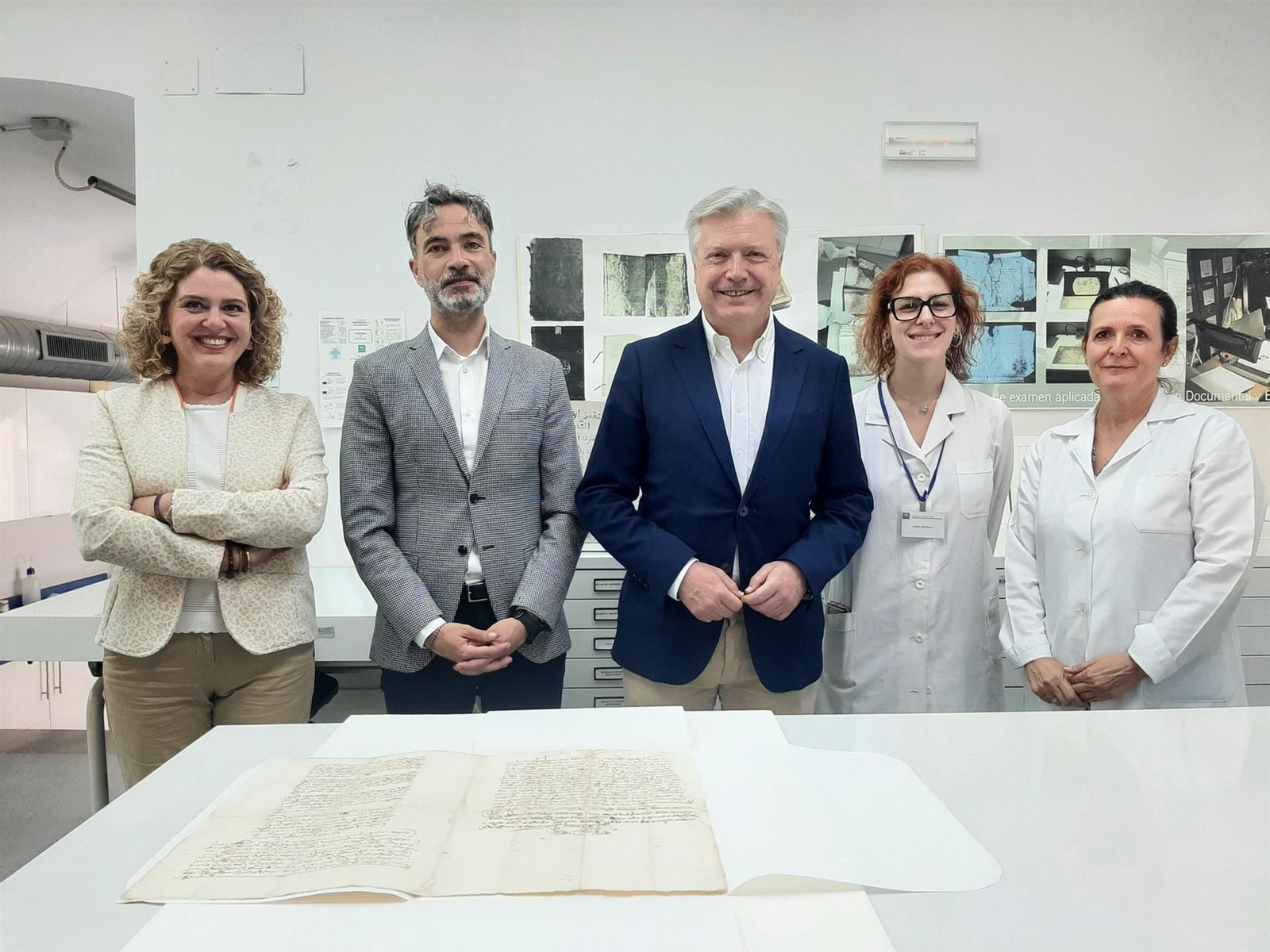 Equipo restaurador de un documento de 1473 sobre el hermanamiento de los concejos de Baeza y Jaén.