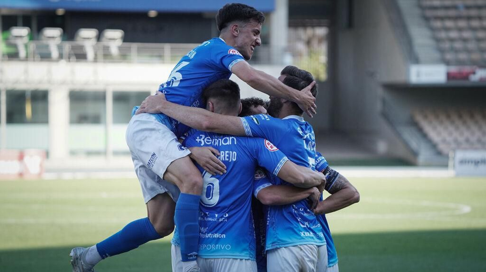 Los jugadores del Xerez DFC celebran uno de sus goles en Chapín esta temporada.