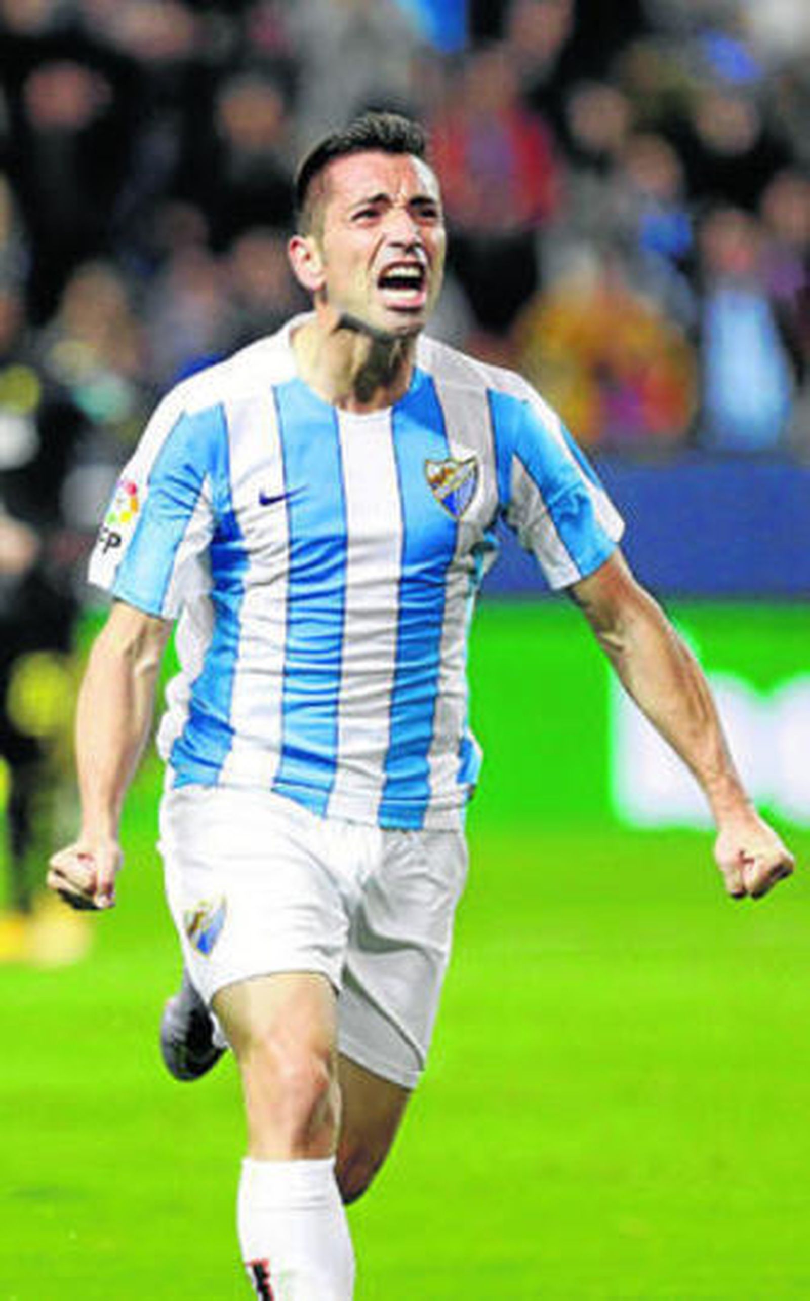 Charles celebra un tanto con furia.