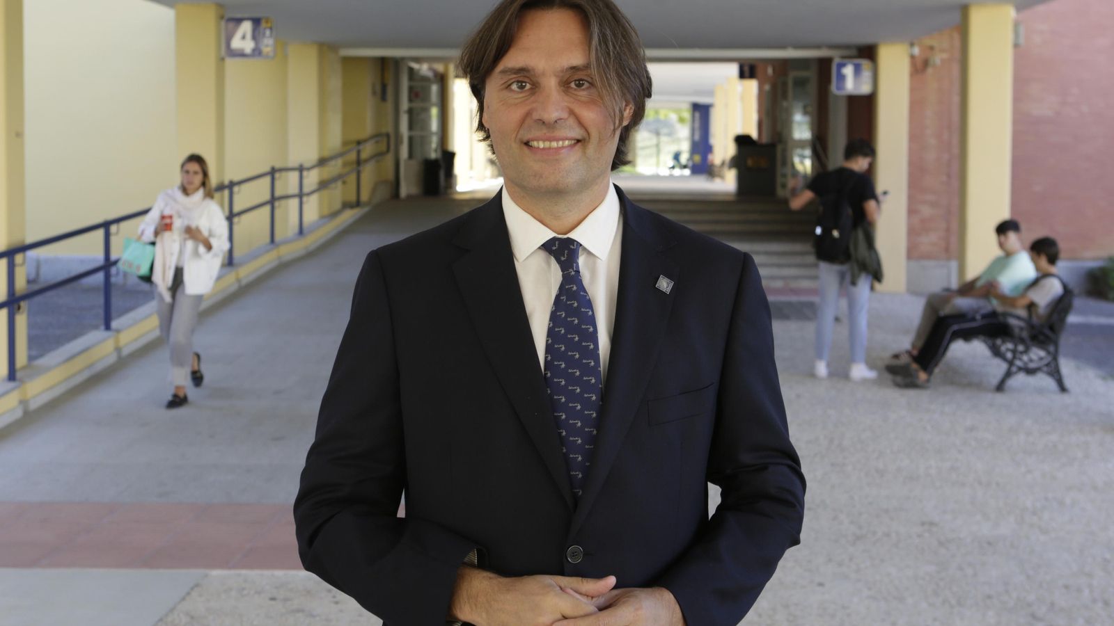 El rector de la UPO en la galería central de la universidad.