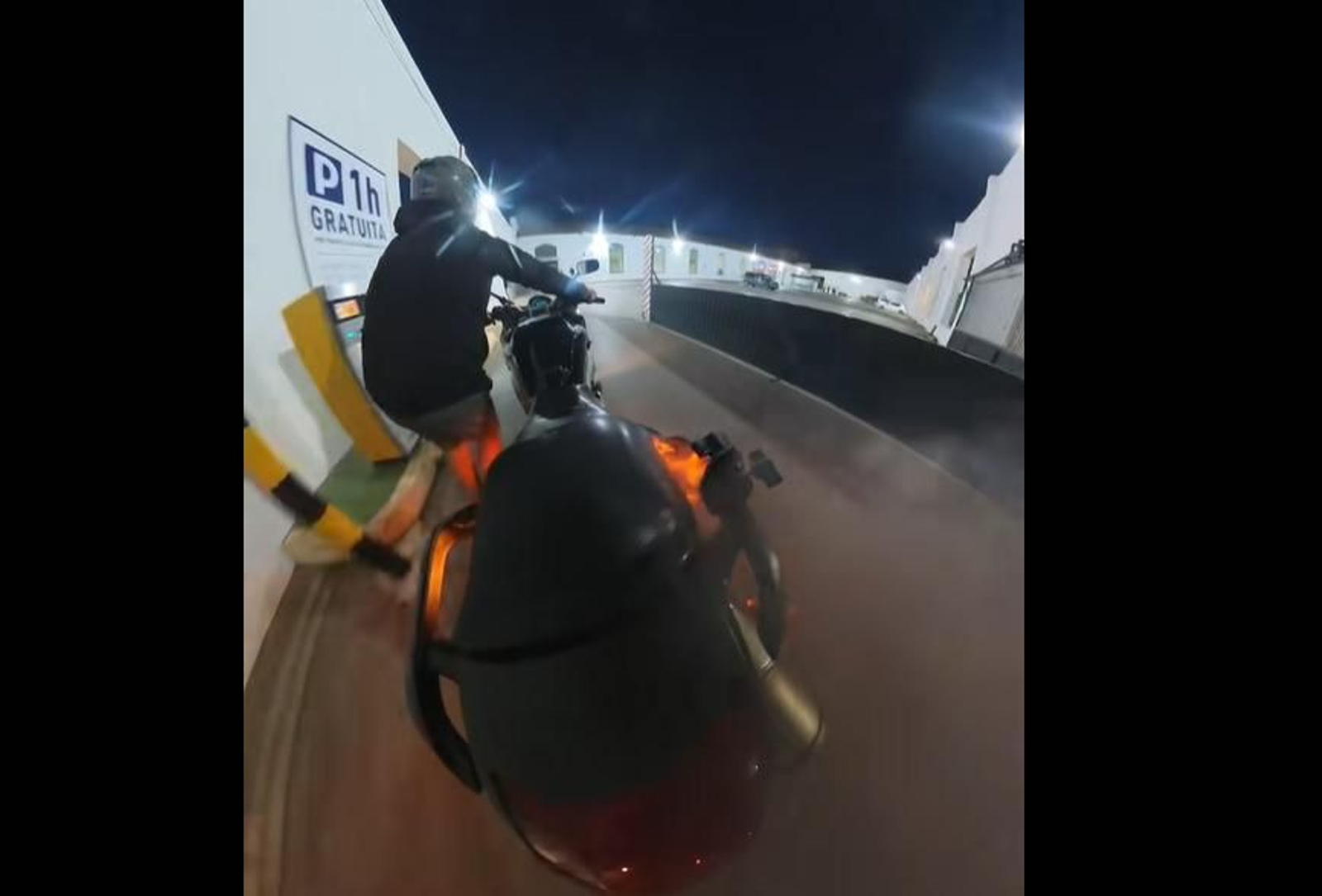 Motorista con la moto incendiada en El Puerto