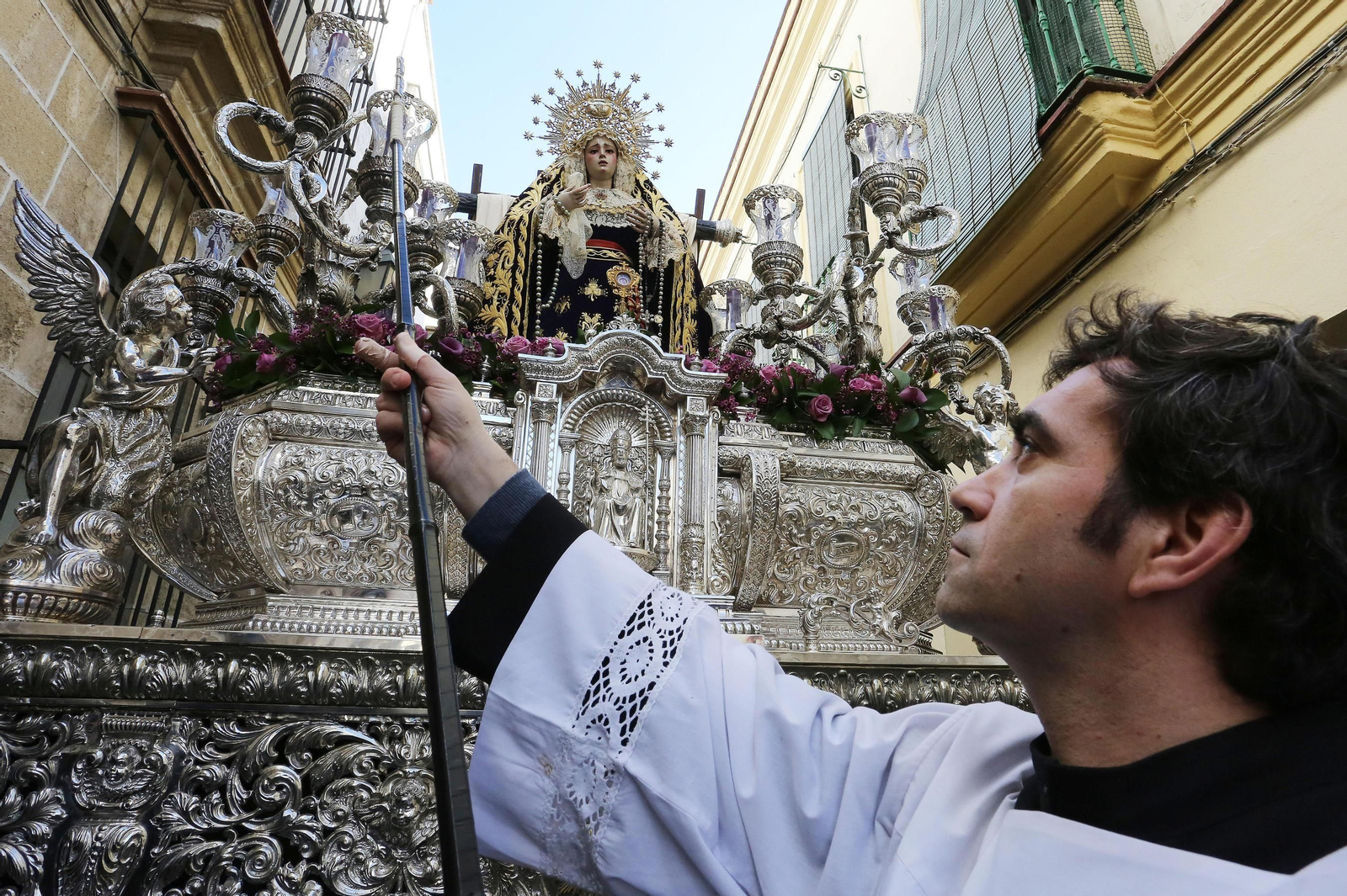 La Virgen de Loreto, en su paso plateado, por el barrio de San Pedro