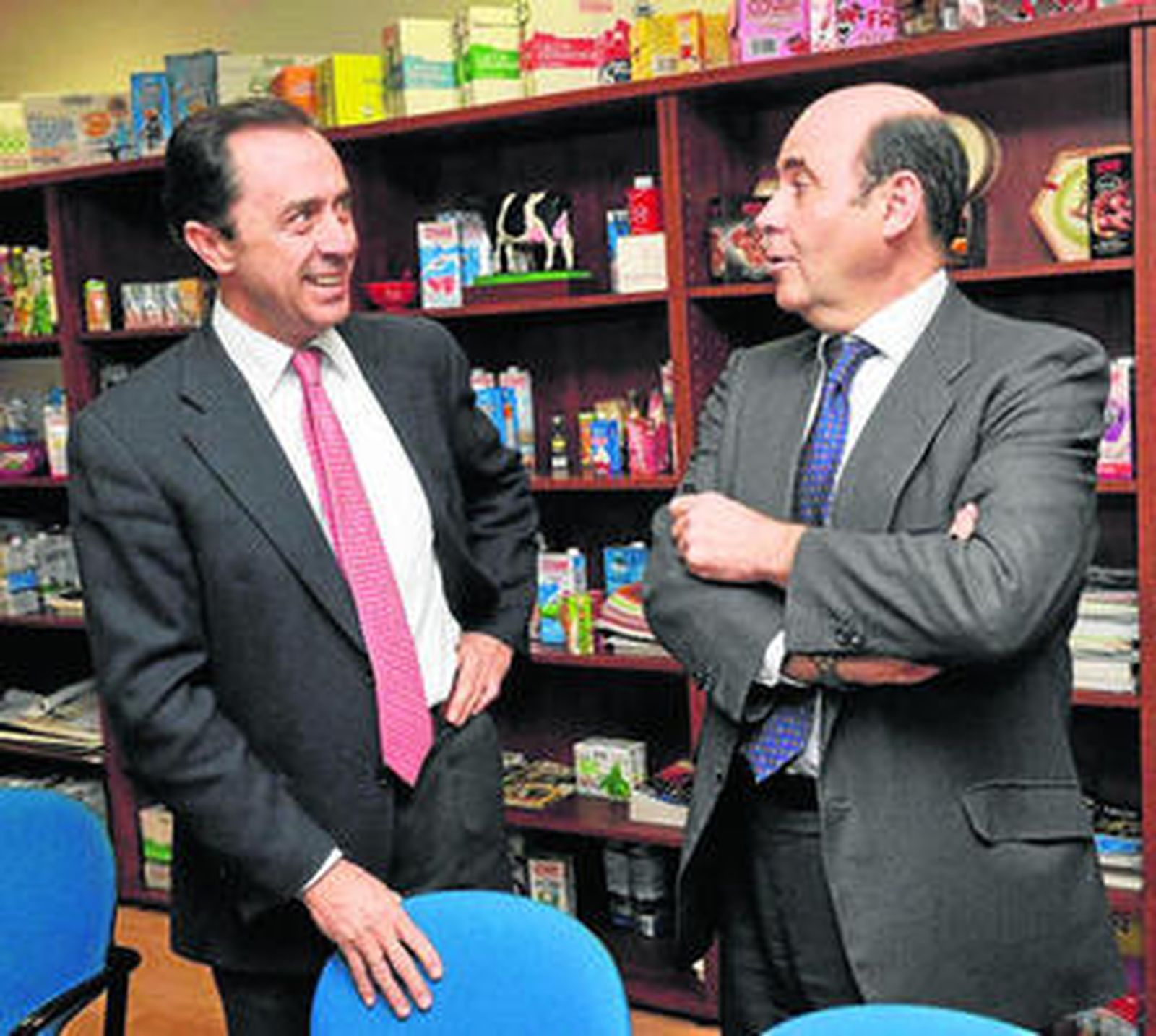 Delgado y Vara, ayer en la central lechera de Covap.