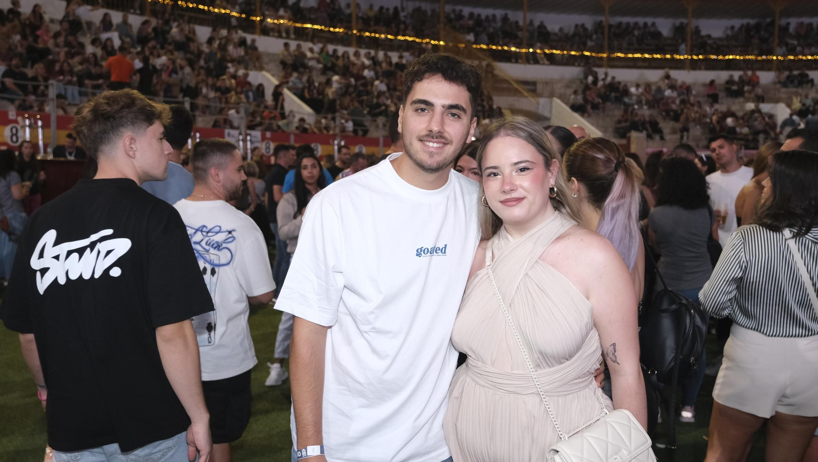 El concierto de Melendi llena de fans la Plaza de Toros de Almería, en imágenes