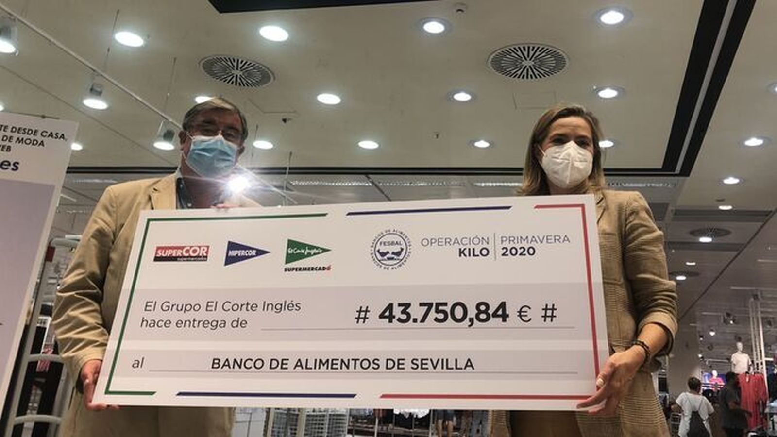 Entrega del cheque en las instalaciones de El Corte Inglés e Hipercor del C.C. Sevilla Este, con la presencia de la directora regional del Grupo El Corte Inglés, Carmen Moreno, y el presidente del Banco de Alimentos de Sevilla, Agustín Vidal-Aragón.