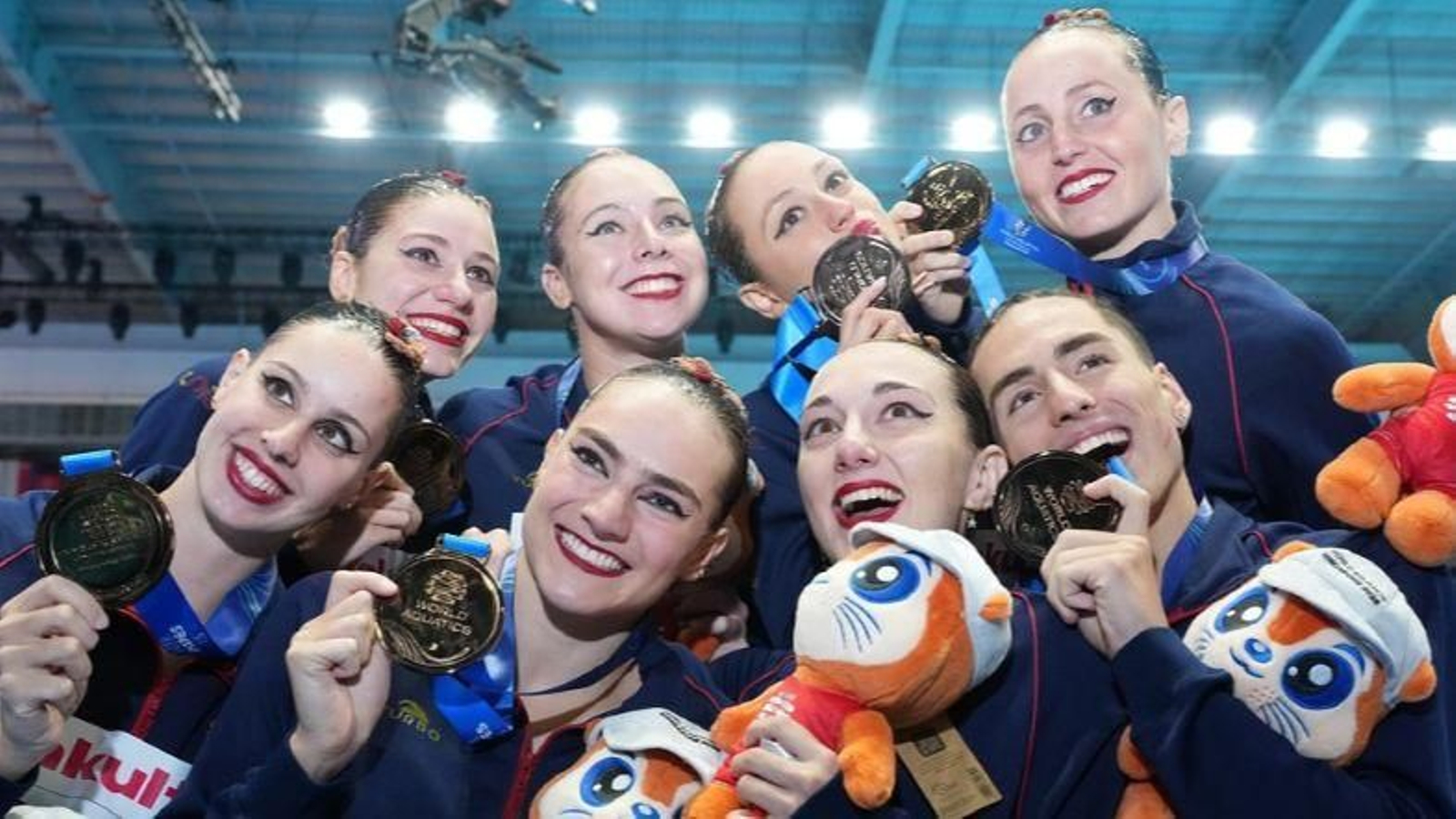 El equipo español con las nadadoras sevillanas Alisa Ozhogina y Marina García celebrando el bronce