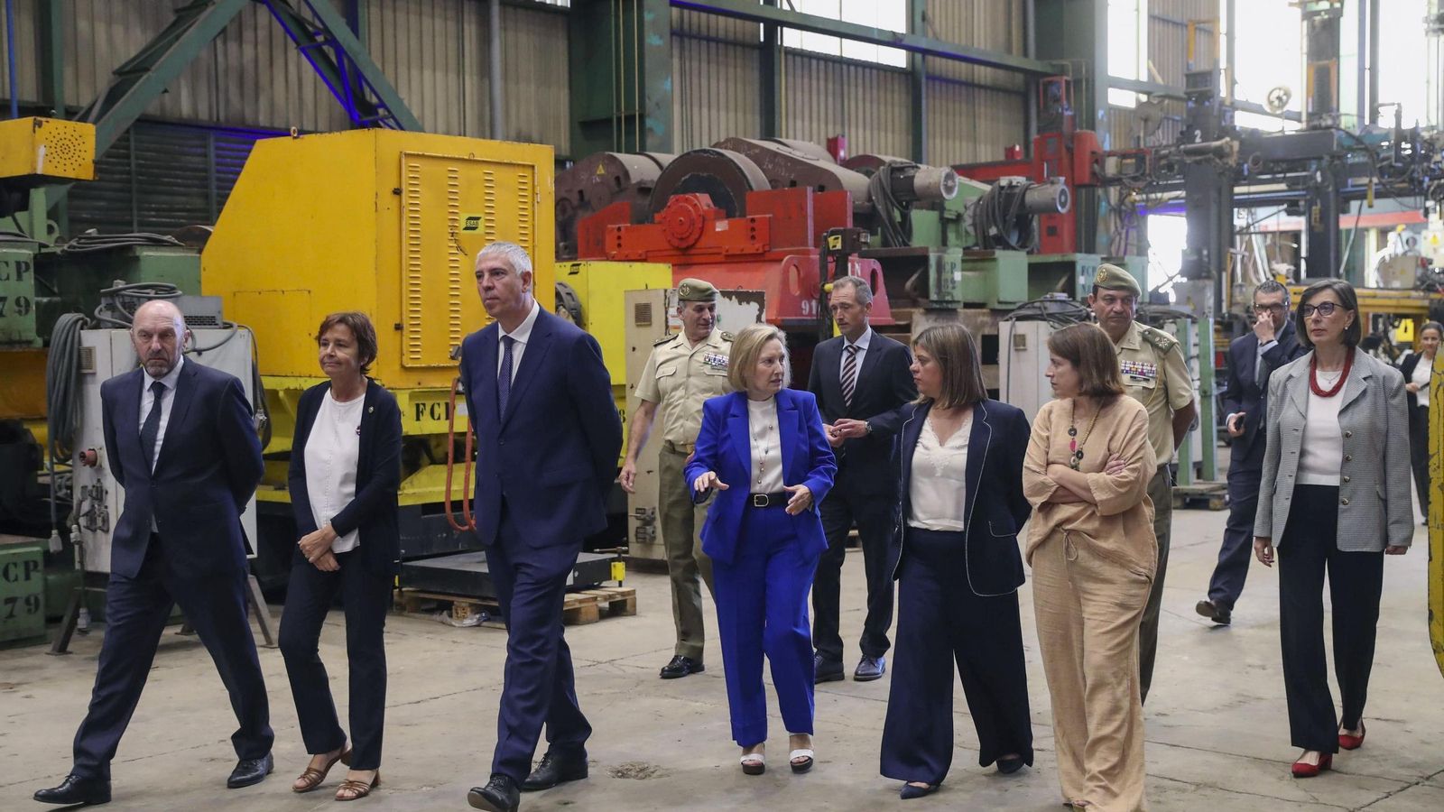 El CEO de Indra y la secretaria de Estado de Defensa, entre otros, visitan la planta El Tallerón de Gijón que Indra acaba de adquirir. para fabricar vehículos militares