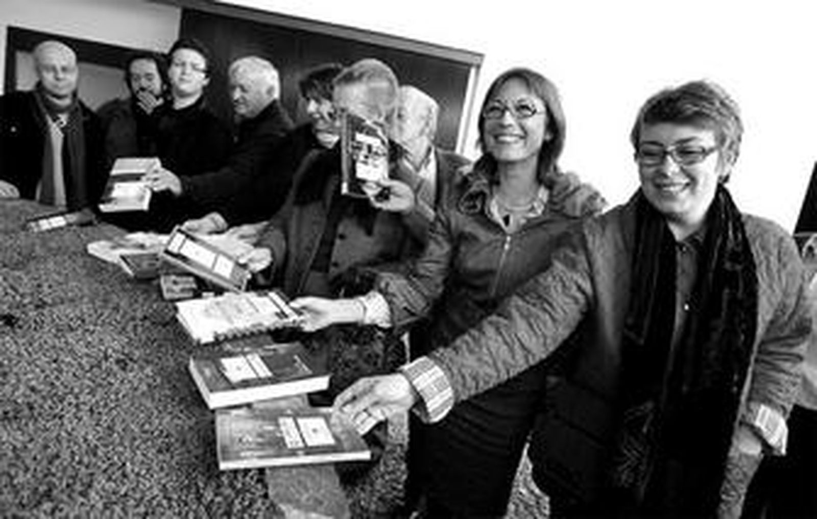 María Gámez, junto con los escritores, ayer en el Museo Picasso.