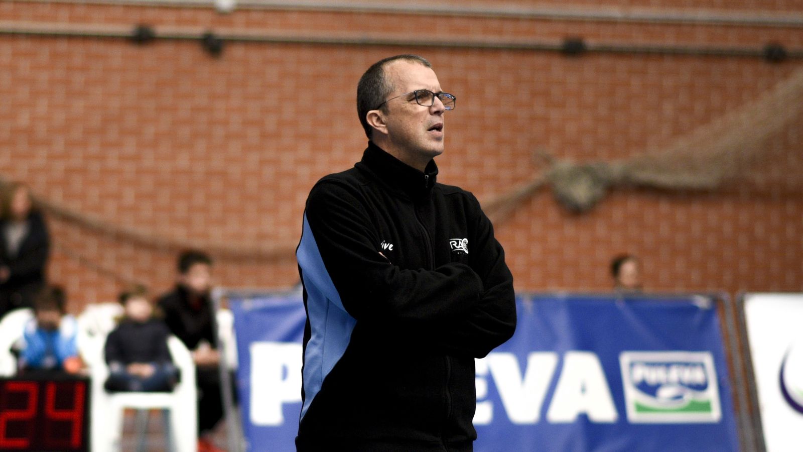 Quique Gutiérrez, con gesto de preocupación