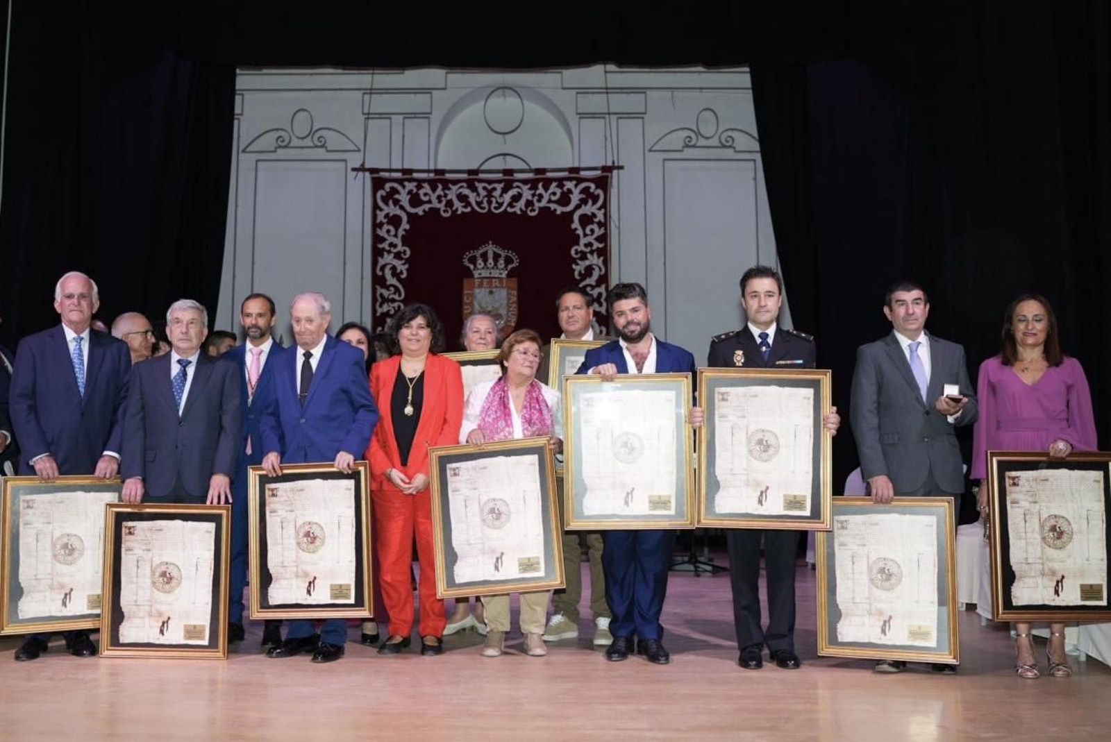 La alcaldesa, Carmen Alvarez, junto a las diez Insignias de Oro de la Ciudad concedidas