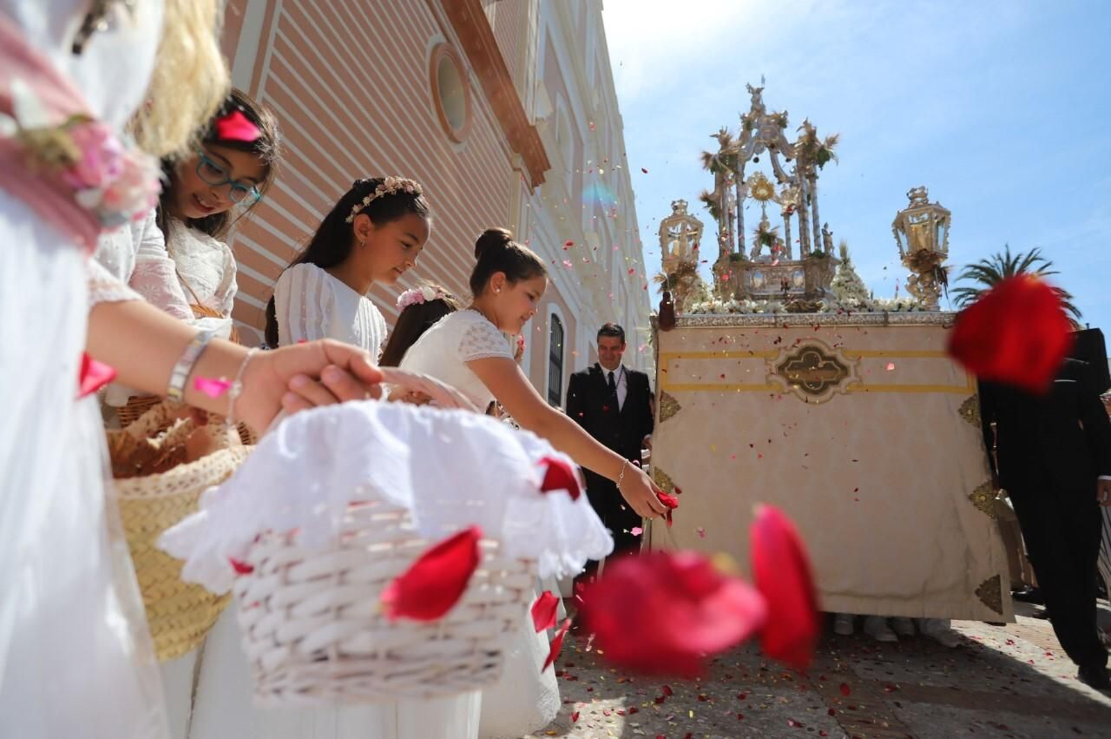 Niñas en la procesión del Corpus de Huelva.