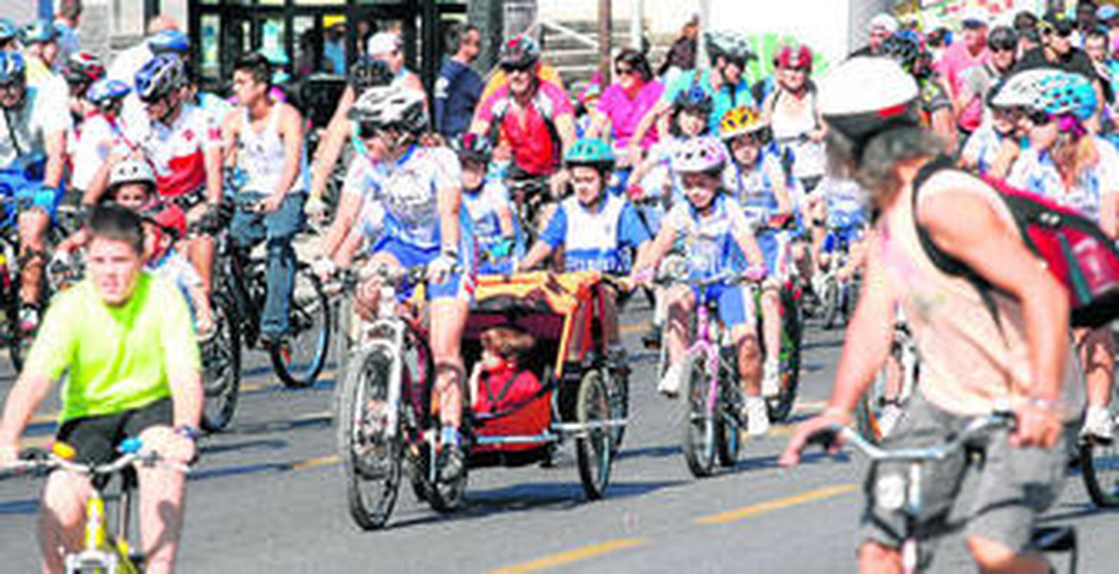 Numerosos ciclistas engancharon carritos en la bicicleta para llevar a los niños.