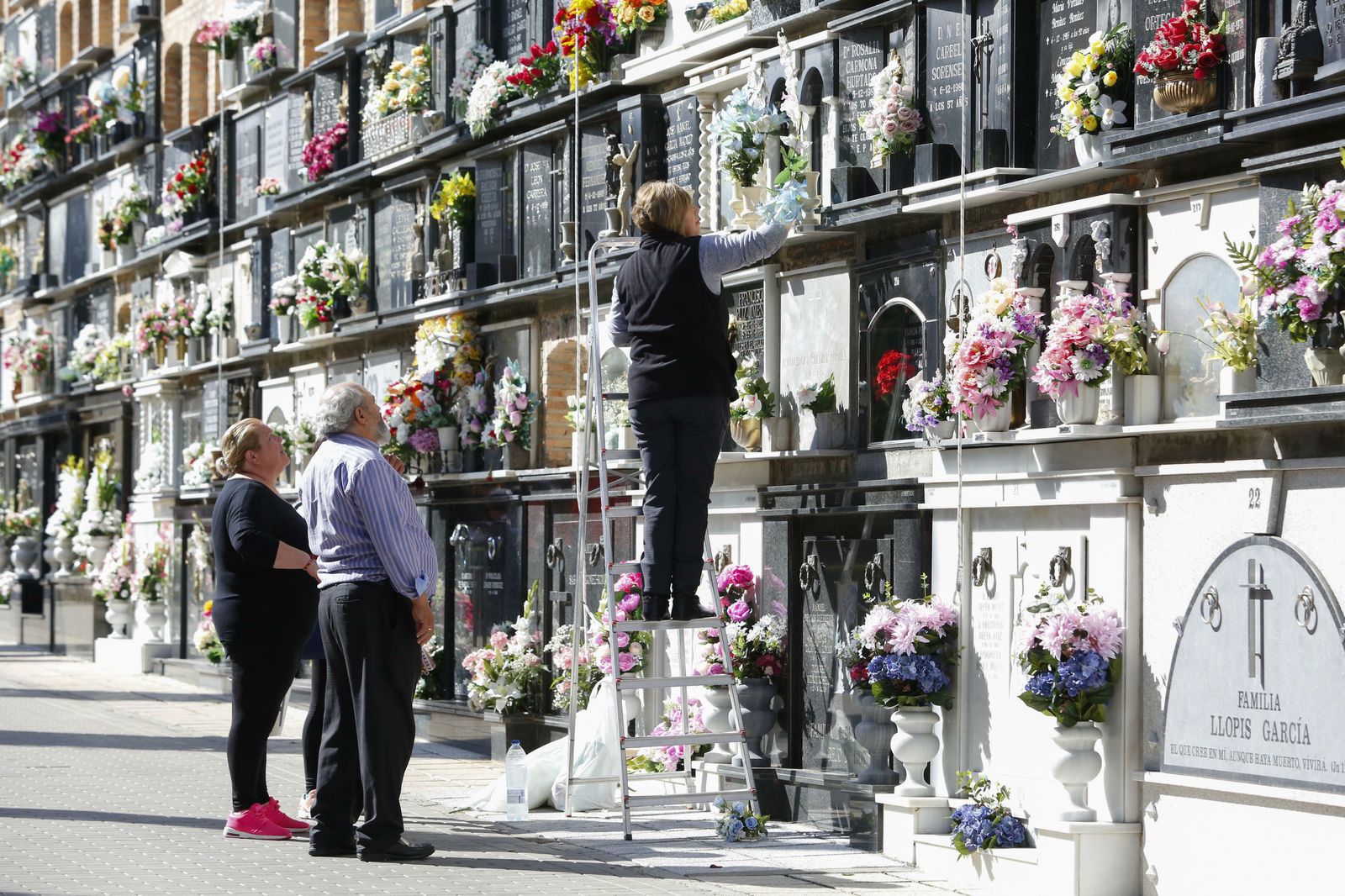 El Día de los Santos en el cementerio de Granadad, en imágenes