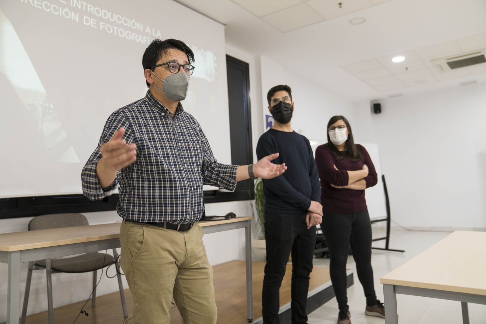 El diputado de Cultura y Cine, Manuel Guzmán junto a Pepe de la Rosa e Irene Garcés.