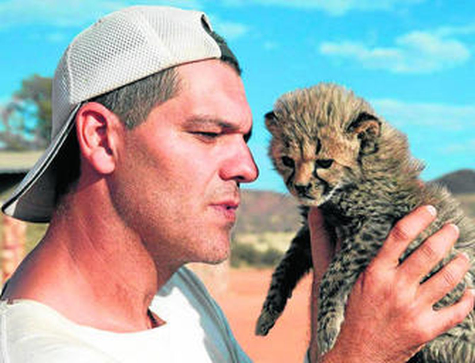 Frank Cuesta con un cachorro de leopardo, animal con el que también ha tenido contratiempos en África.