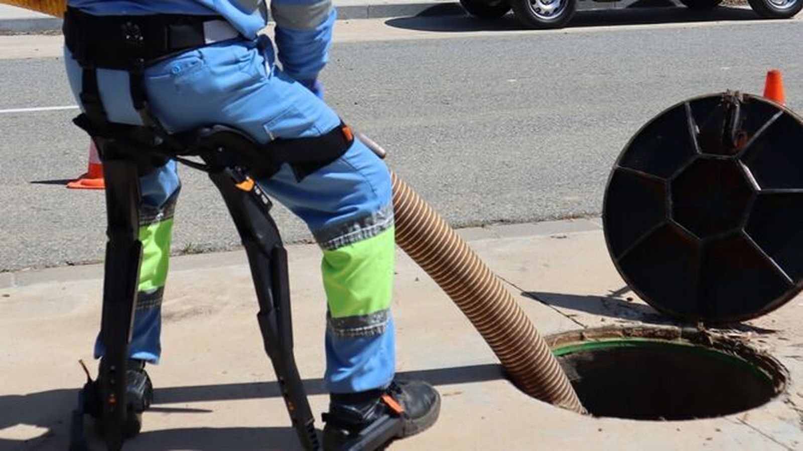 Empleado de Emasesa con un exoesqueleto.