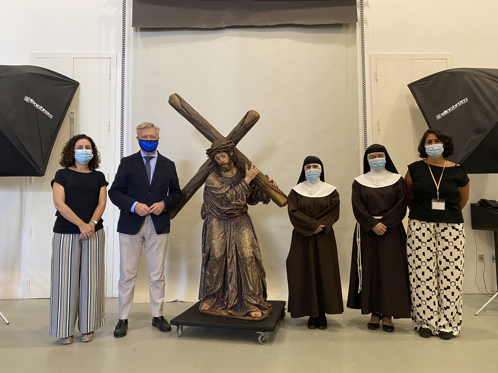 Los responsables del IAPH y las representantes de las clarisas junto a la imagen de Jesús del Perdón.