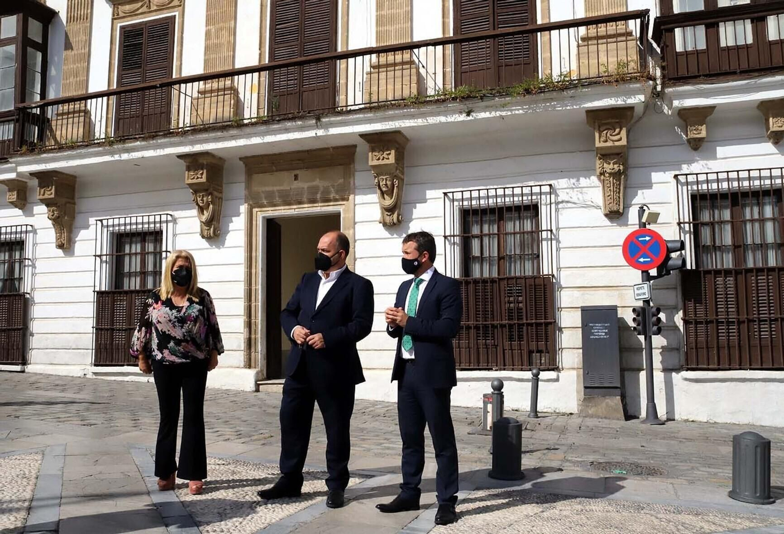 Fulgencio Meseguer, con Mamen Sánchez en la plaza de la Asunción en una imagen de archivo.