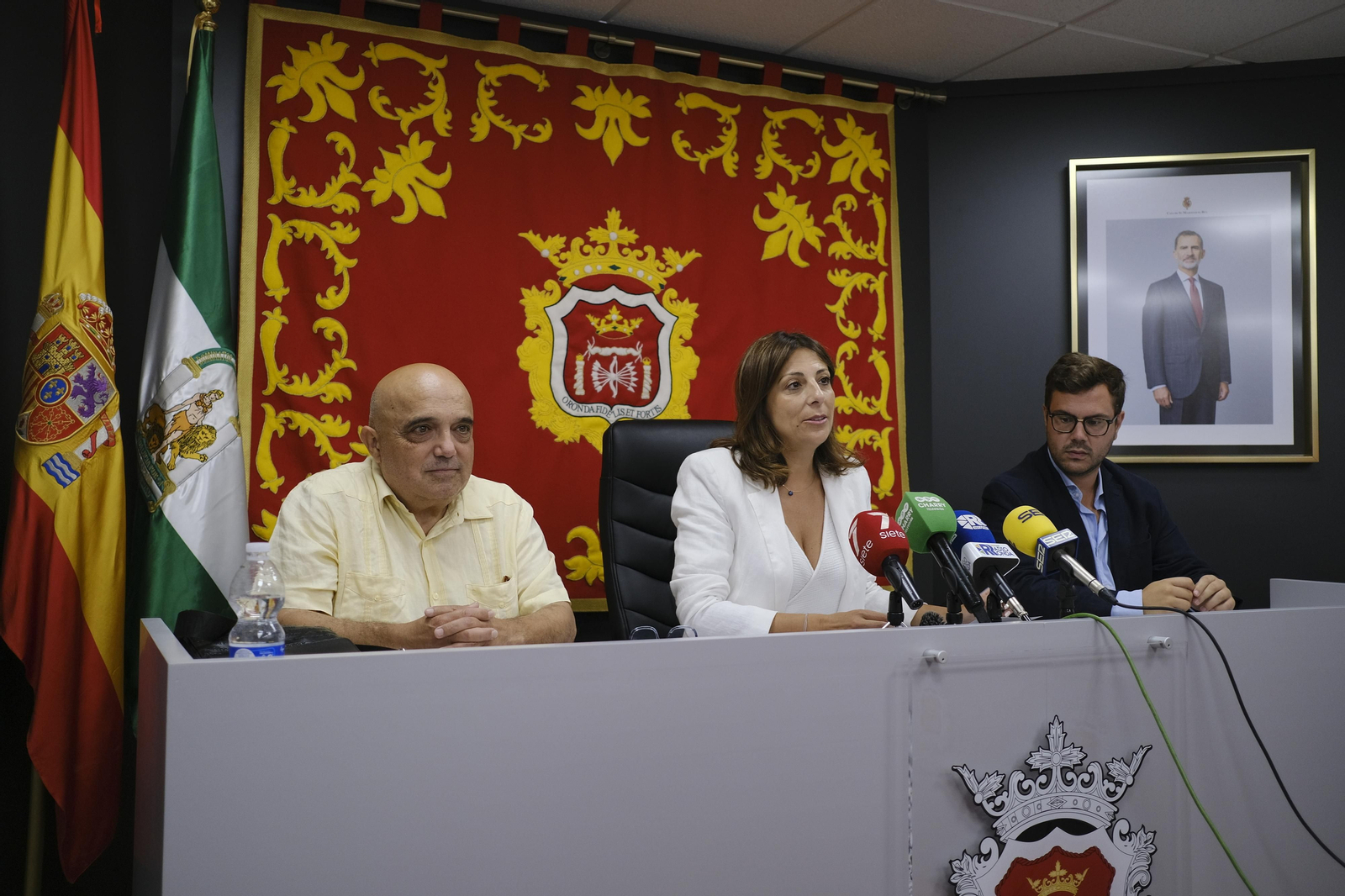 La alcaldesa de Ronda junta a Jesús Vázquez y Ángel Martínez.
