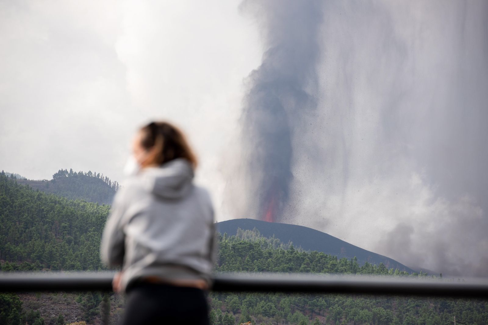 La Palma mira resignada un día más los estragos del volcán