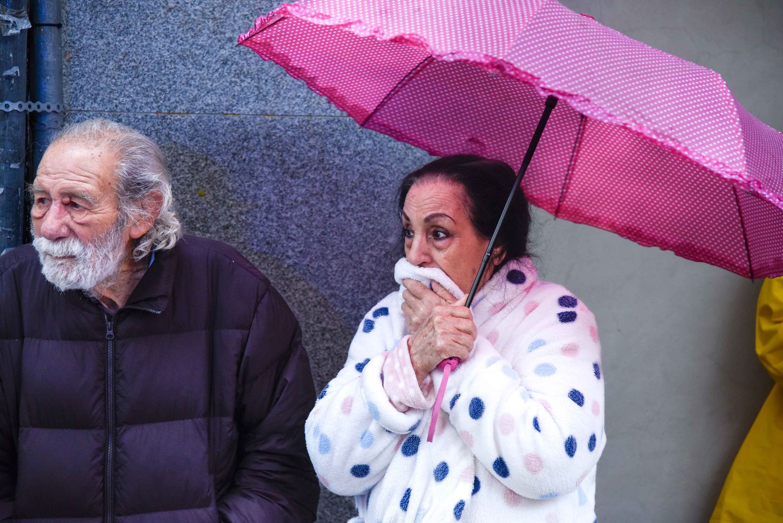Un herido muy grave y varios desalojados en un incendio en Triana