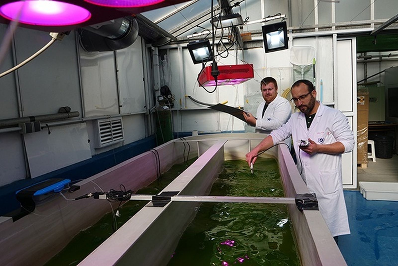 Dos investigadores trabajan en el Laboratorio para el Análisis de Agua del IBYDA.