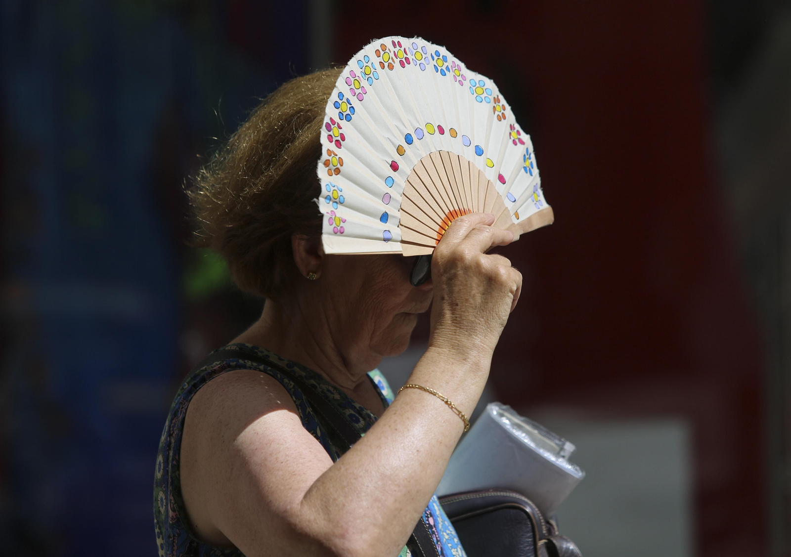 Una mujer se protege del sol.