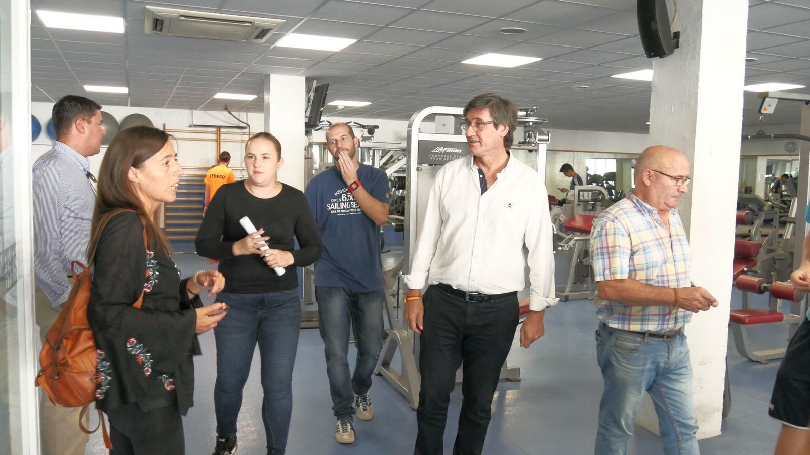 Visita de la corporación municipal a las obras de la piscina.