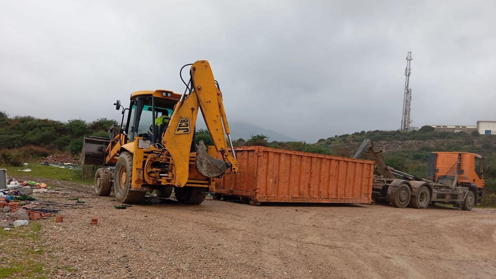 Labores de limpieza de Algesa con maquinaria pesada.