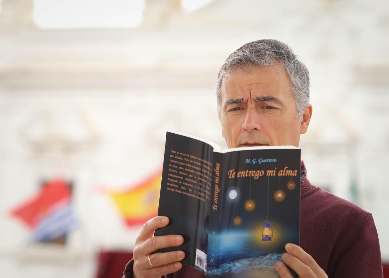 Manuel González Guerrero con un ejemplar de su libro.
