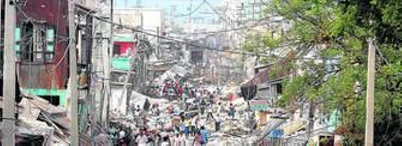 Supervivientes del terremoto caminan en medio de los escombros en el centro de Puerto Príncipe.