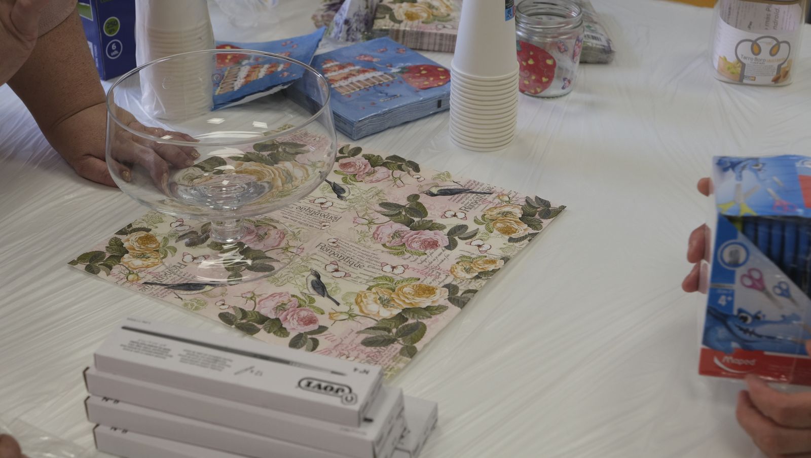 Imágenes de los talleres de inserción laboral de Verdiblanca en el Espacio Alma