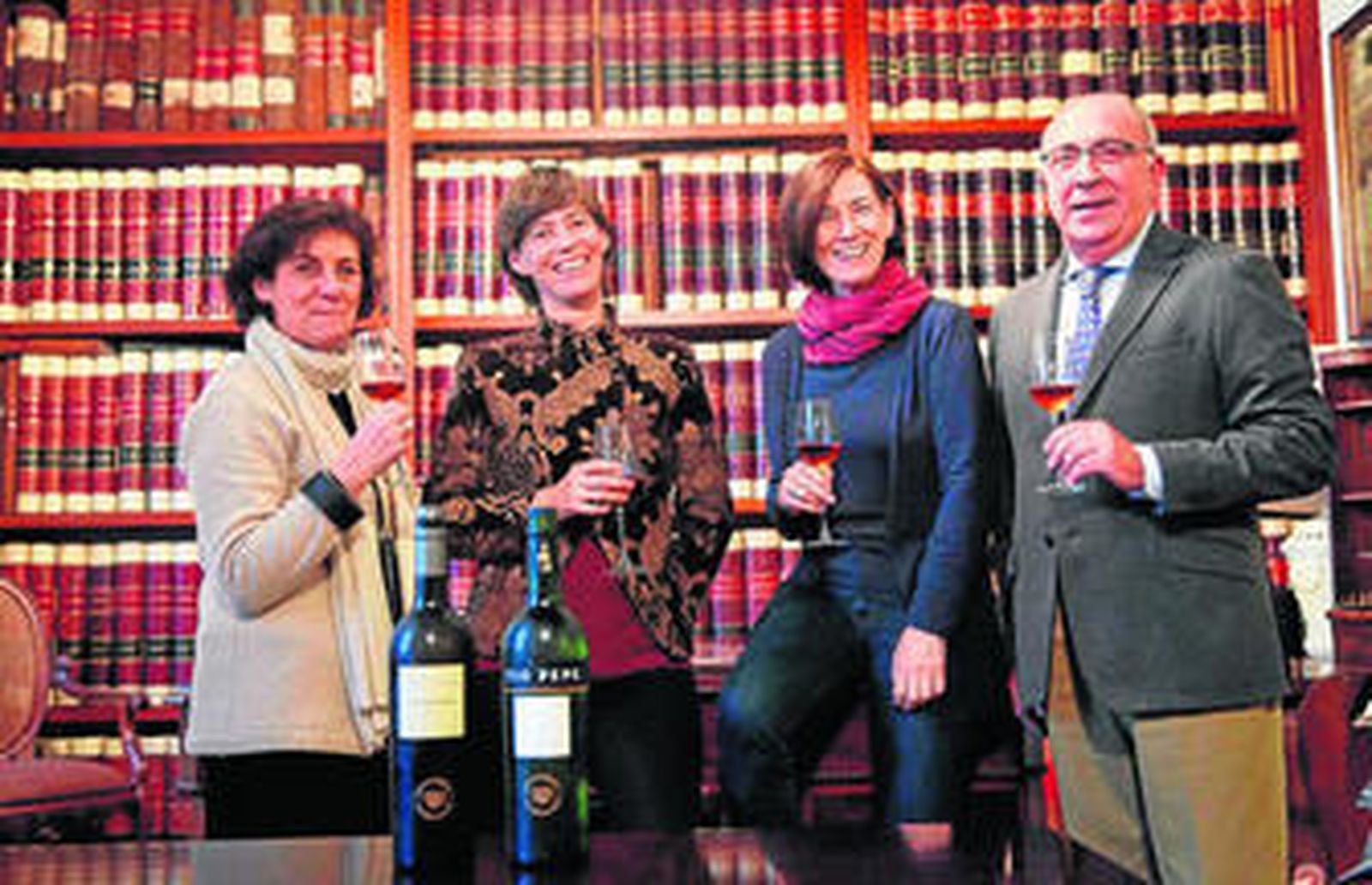 De izquierda a derecha, Begoña García, Paula Fernández de Bobadilla, Bibiana González-Gordon y Antonio Flores, acompañados de Leonor y Tío Pepe.