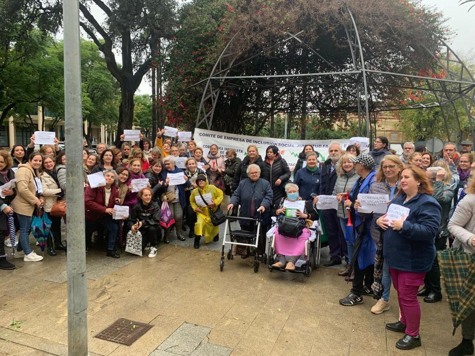 Trabajadores y residentes, durante la protesta a las puertas del centro de mayores Huerta Palacios.