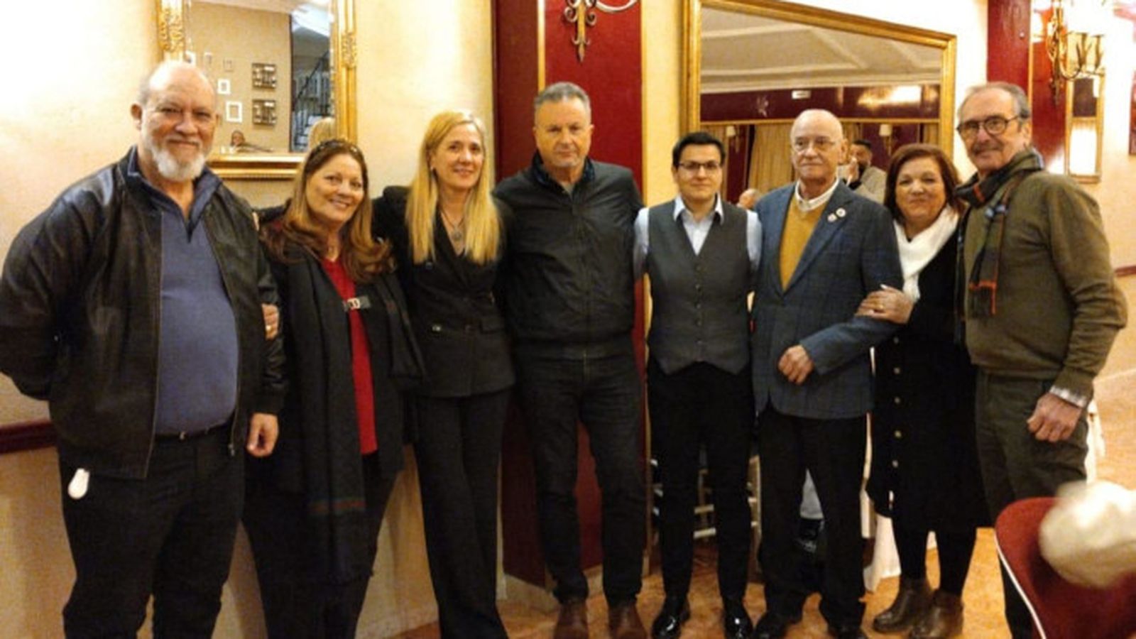 El homenajeado Domingo Gómez, durante el almuerzo con motivo de su jubilación, con Ana Nieves, Laura Gimh, Manuel Valentín, Marisol Camacho, la mujer del homenajeado y Ricardo Daza.