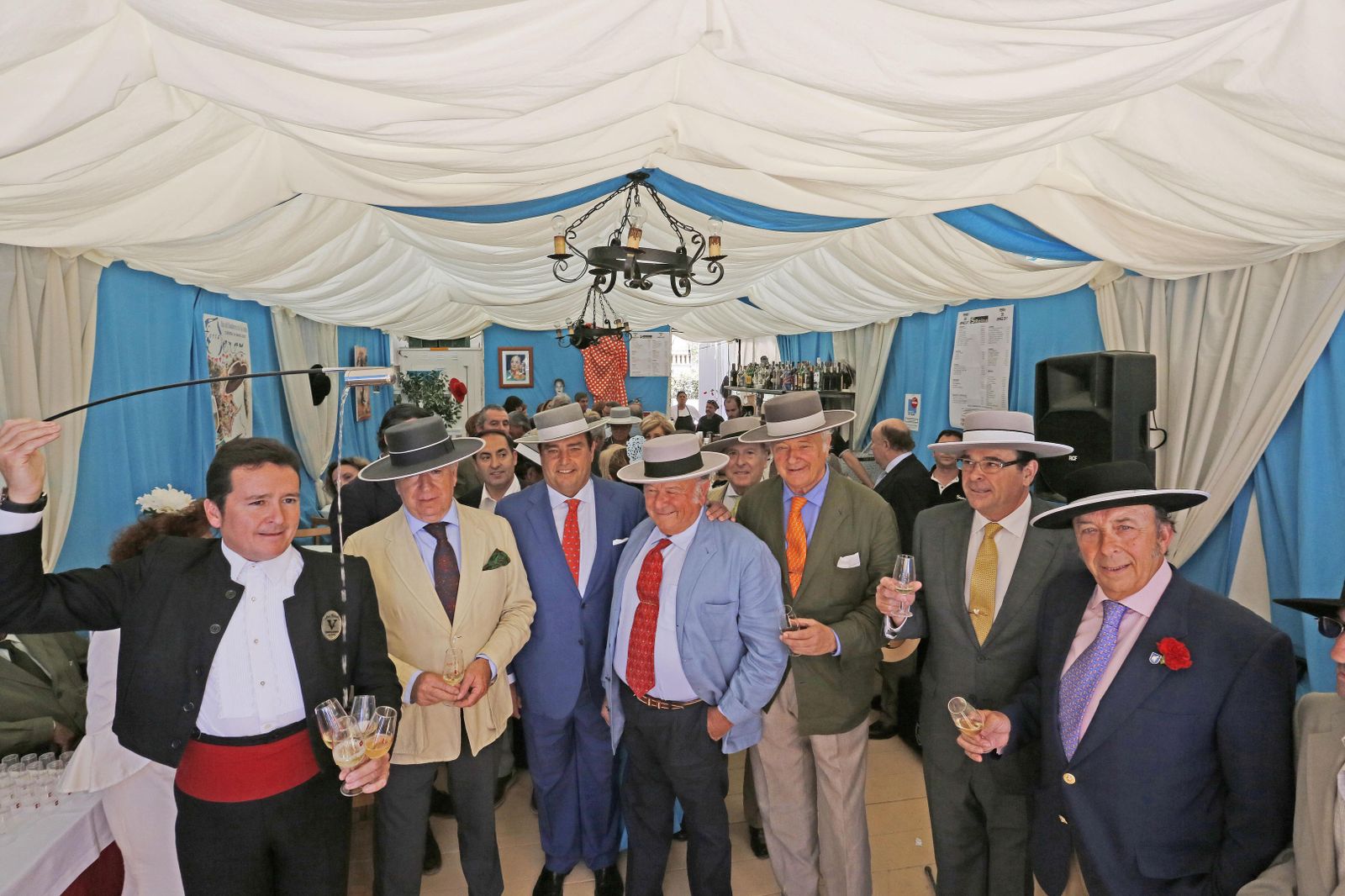 Juan Carlos Estévez. en el centro, junto a Alvaro Domecq y otros amigos.
