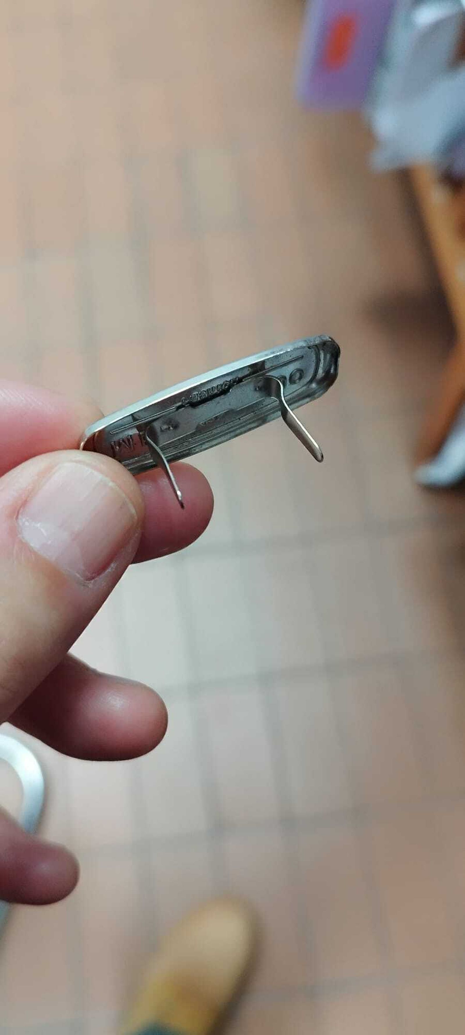 Cualquier tipo de objeto punzante es lo que encuentran cada día los profesores, y así lo comparten en un grupo de WhatsApp que tienen