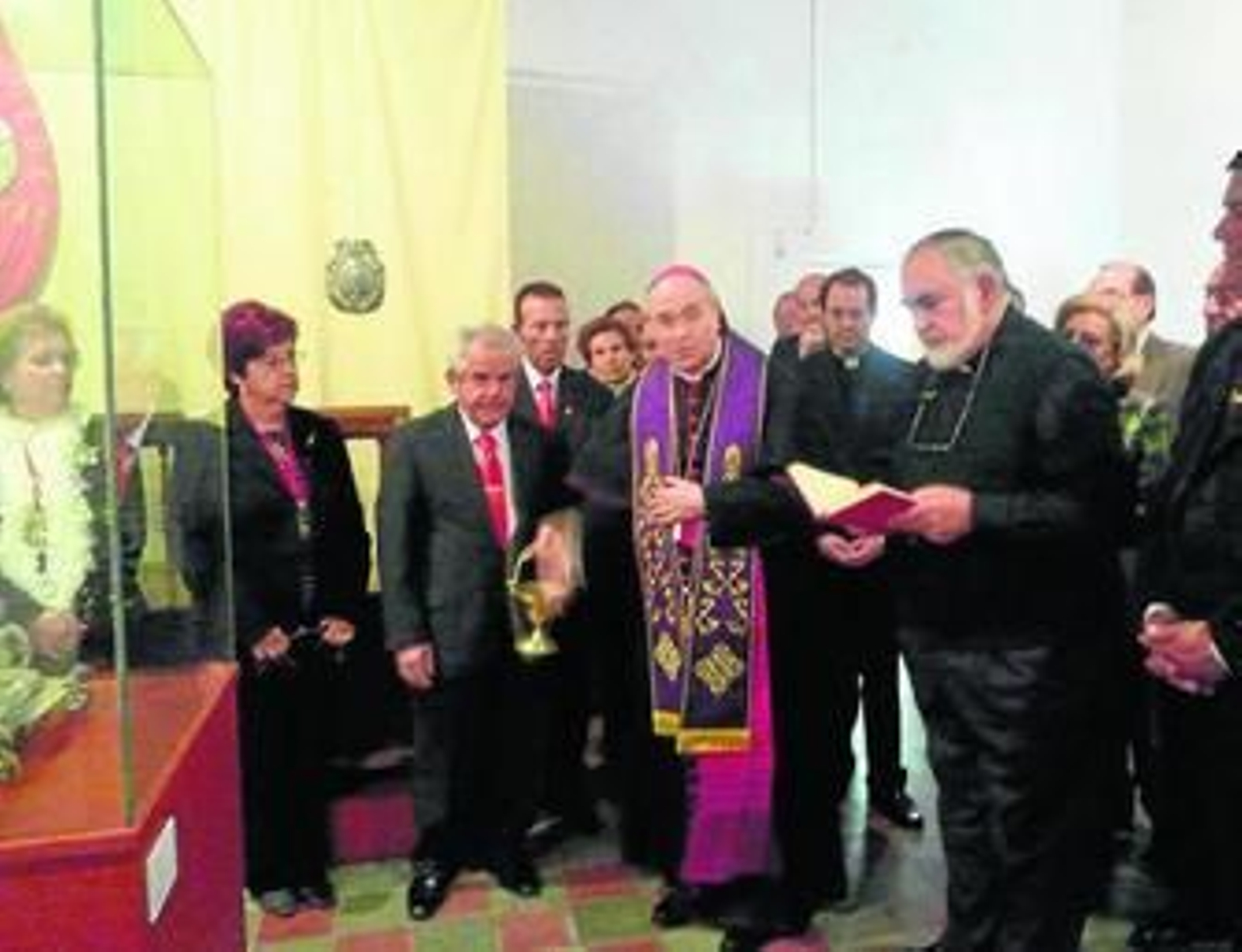 Momento de la inauguración de la exposición por parte del obispo.