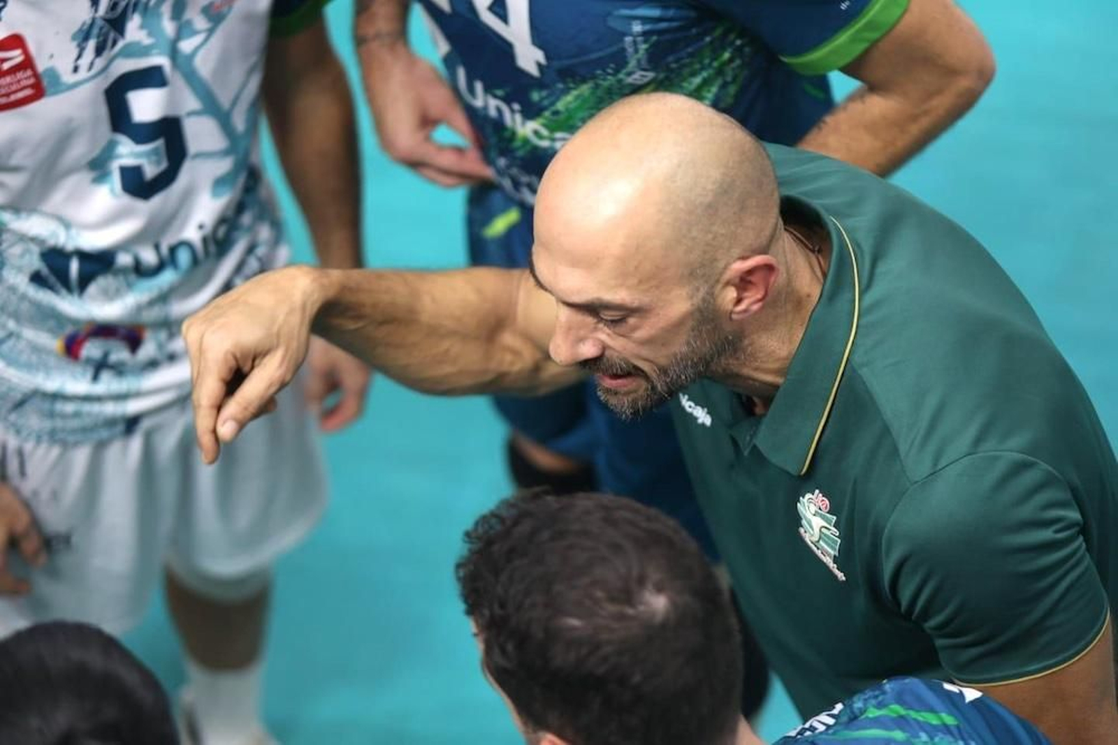 Israel Rodríguez realiza indicaciones a sus jugadores durante su estreno en el banquillo ahorrador.