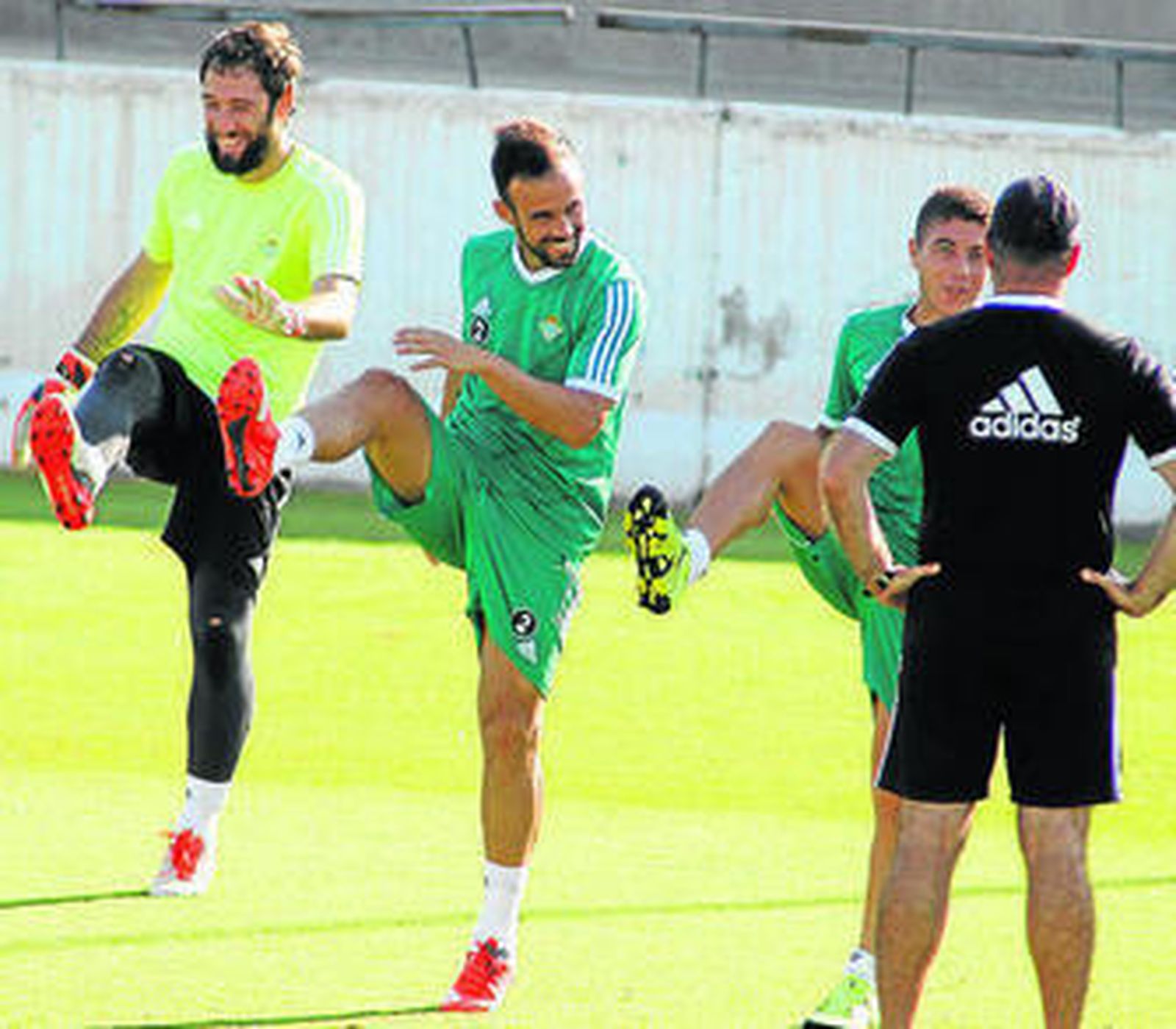 Molinero, entre Dani Giménez y Portillo, que charla con Mel.