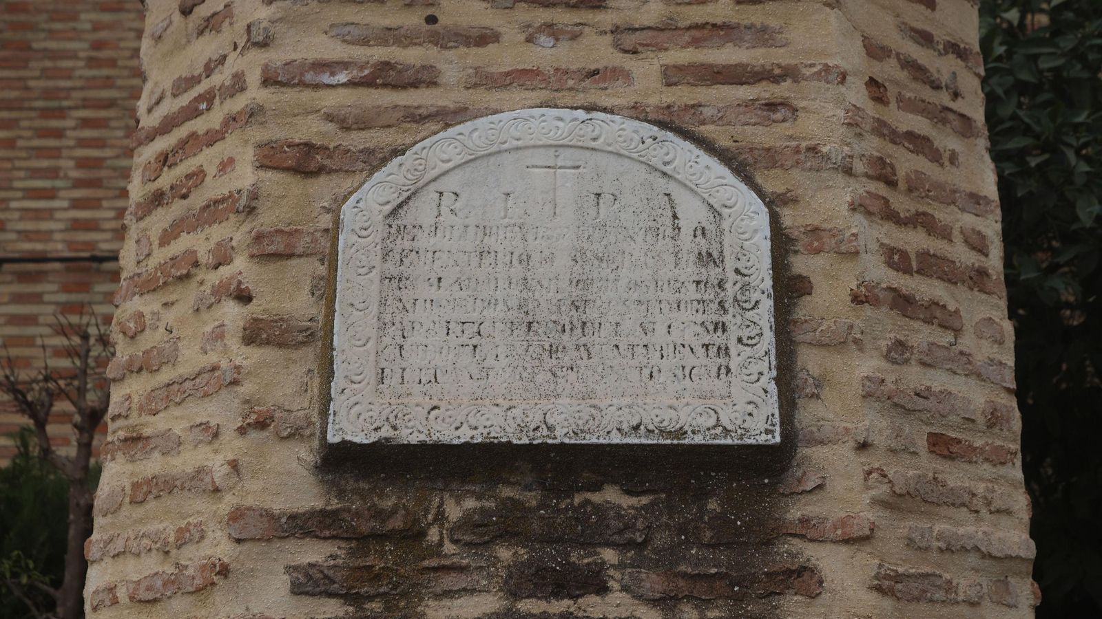 Lápida en recuerdo a los difuntos enterrados en el cementerio de El Porvenir.