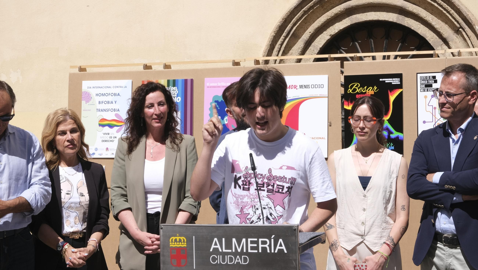 Lectura del manifiesto del Día Internacional contra la Homofobia en Almería, en imágenes
