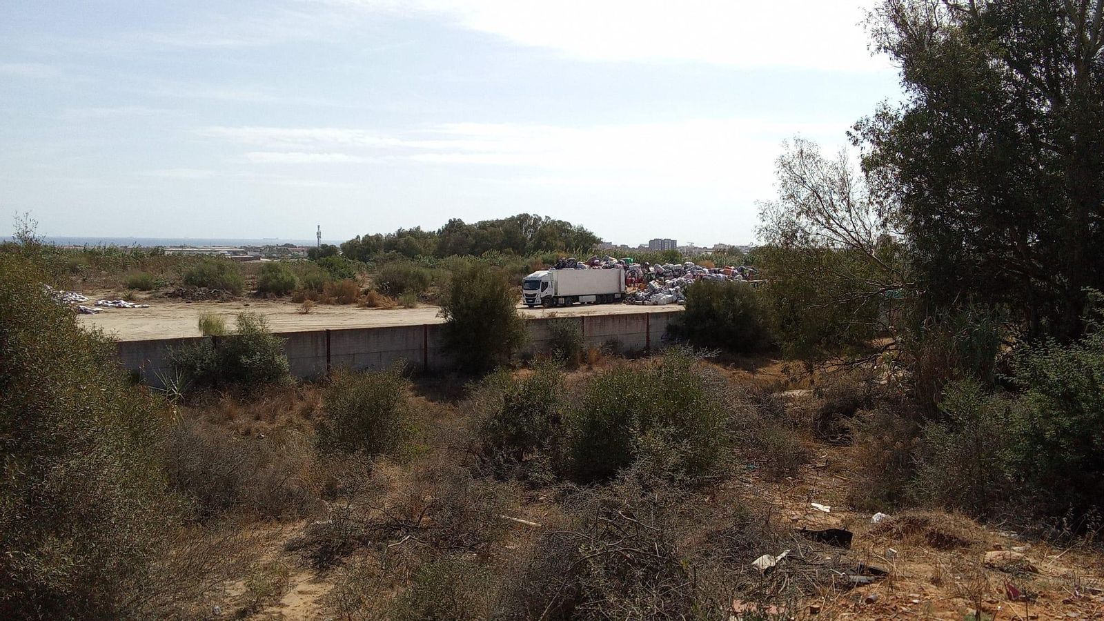 Un camión descarga más restos textiles en una parcela de La Línea, el pasado jueves.