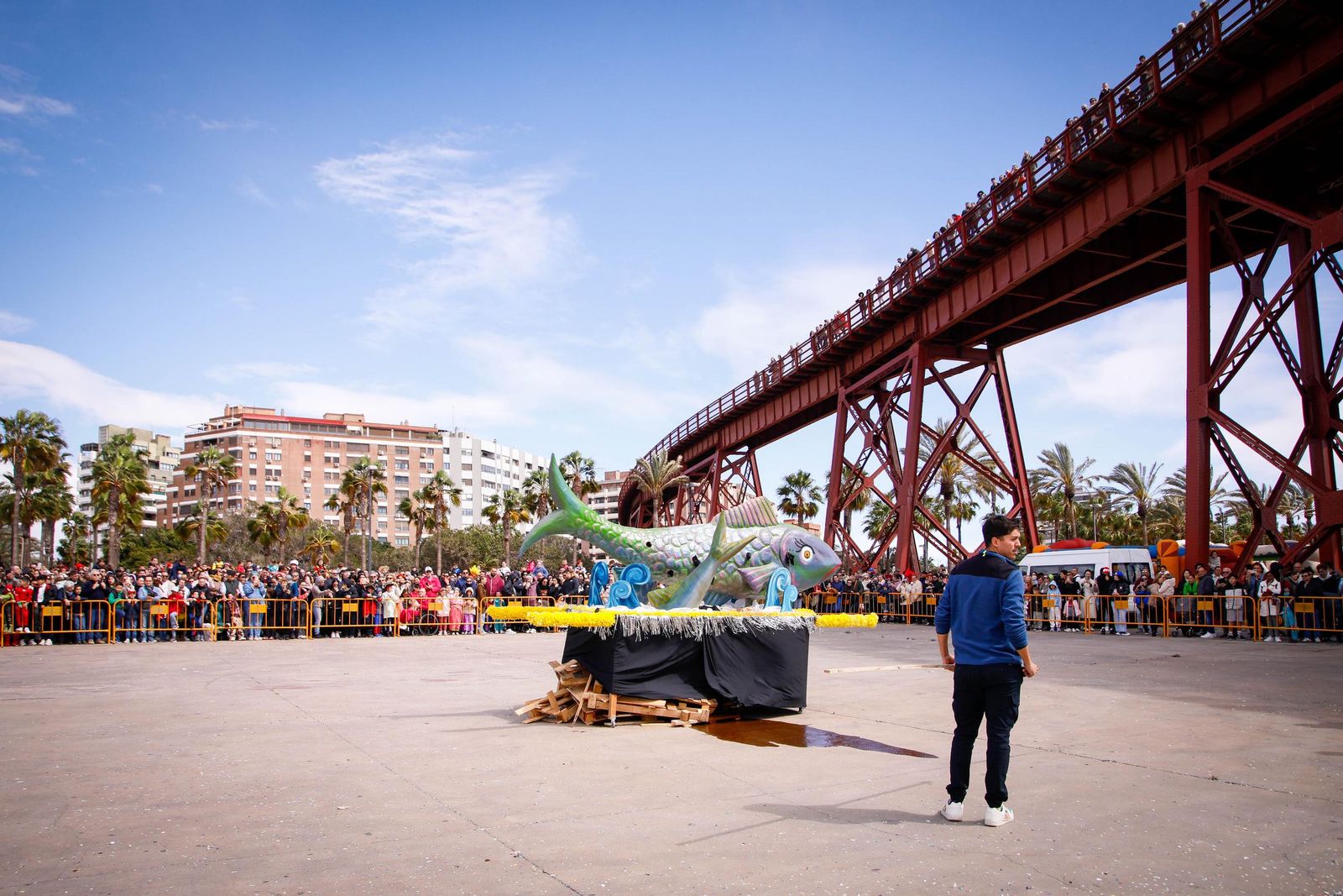 El público muy atento a la quema de la Sardina.
