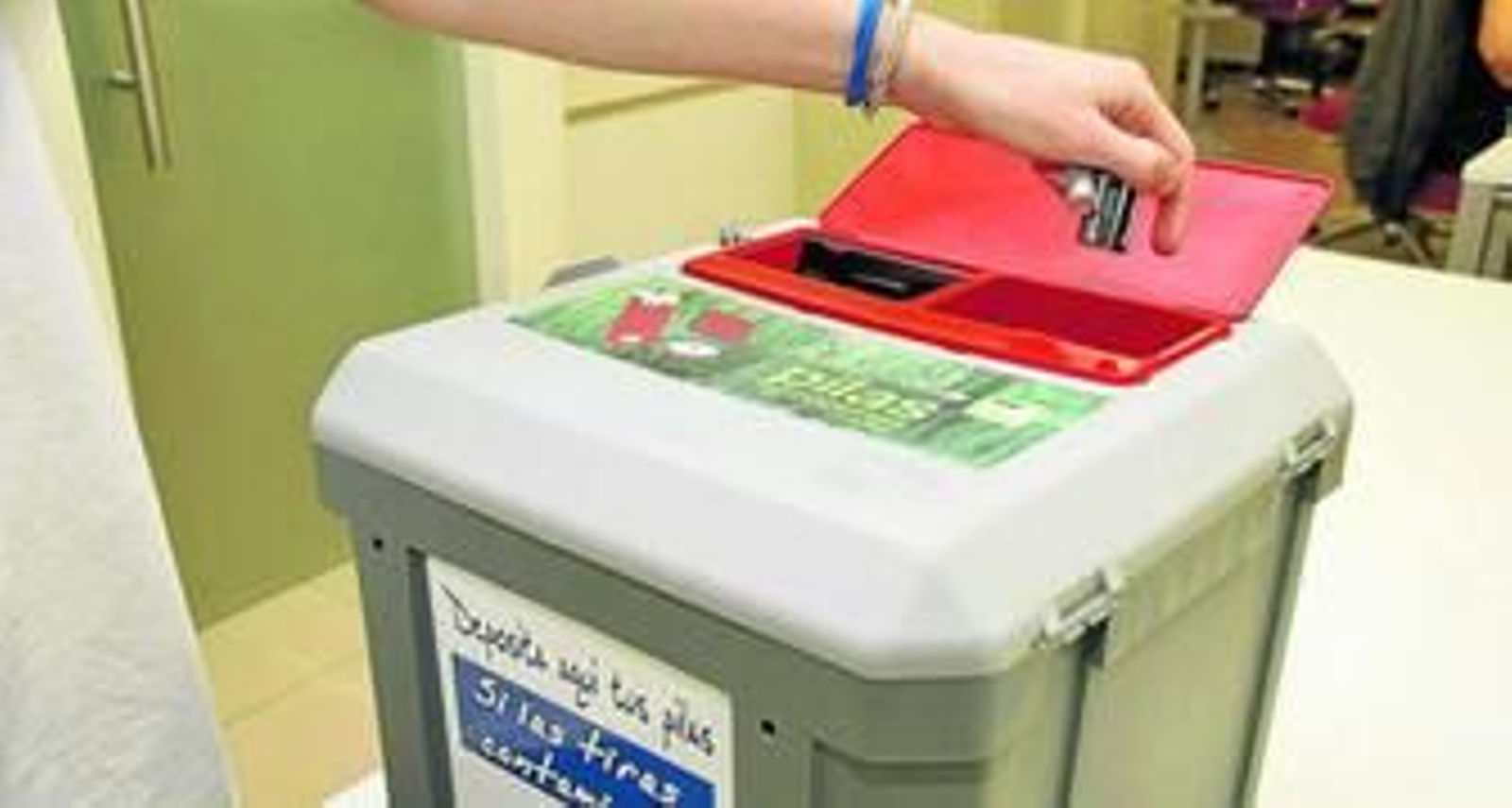 Uno de los contenedores repartidos porel Área de Medio Ambiente del Ayuntamiento de Almería.