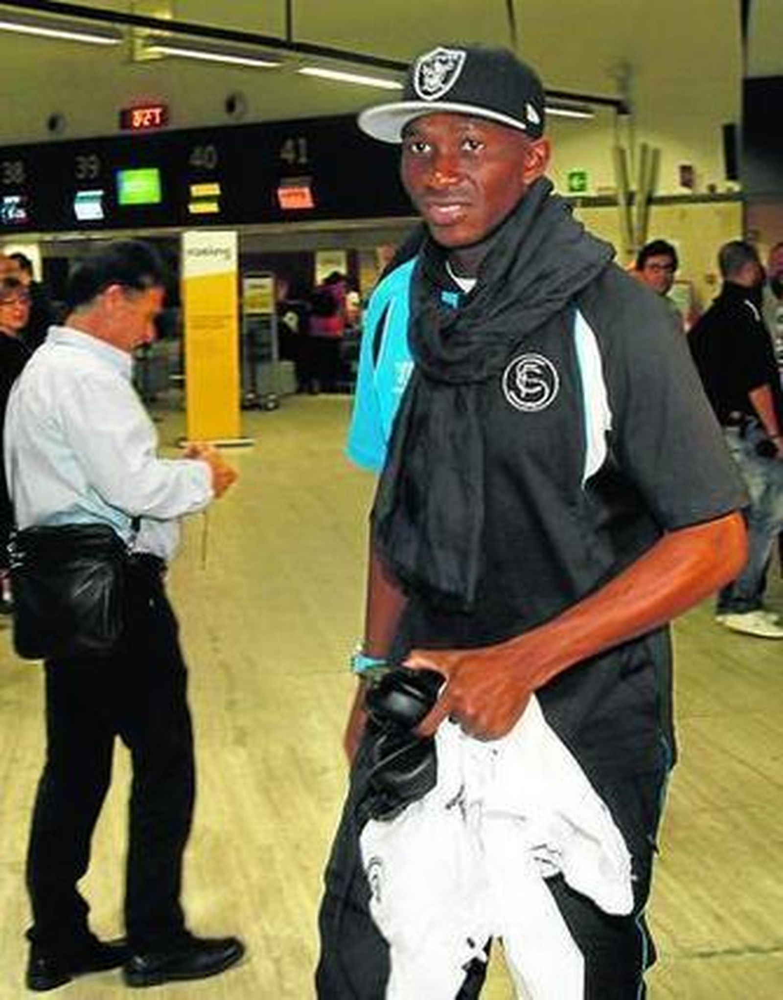 Mbia, en el aeropuerto de San Pablo antes de partir.