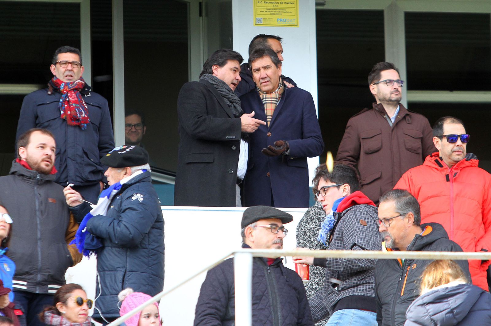 Gabriel Cruz conversa con el presidente de la entidad albiazul, Manolo Zambrano, antes del choque con el Cartagena.